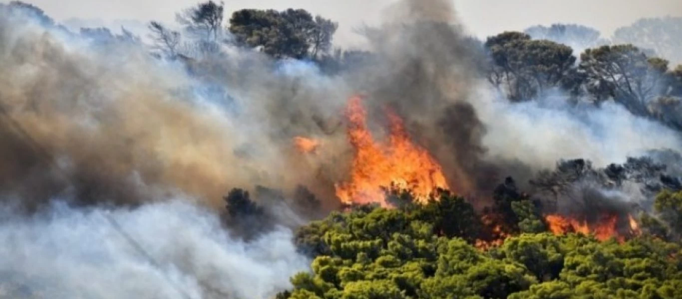 Μαίνεται η φωτιά στην Βαρυμπόμπη: Διακοπές κυκλοφορίας στην Αθηνών-Λαμίας - Εκκενώθηκε κατασκήνωση (upd)
